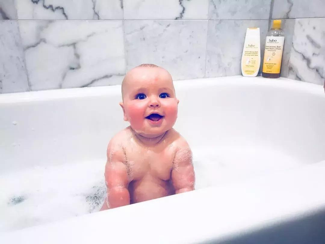 怎么样给宝宝洗澡才正确,如何给宝宝洗澡才是正确的方法