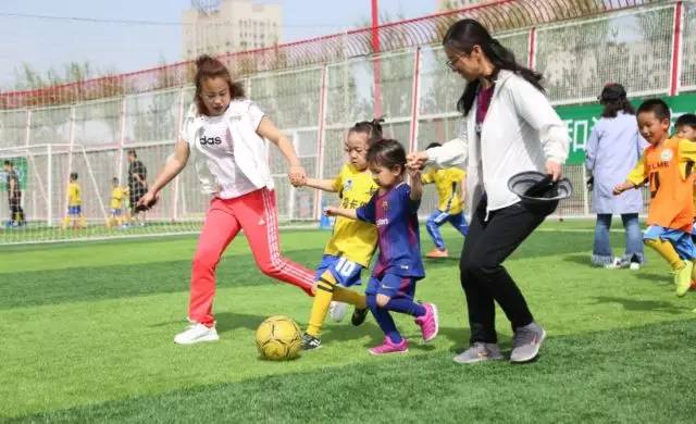 “趣味足球、快乐家庭”内蒙古草根足球日活动“搅热”母亲节