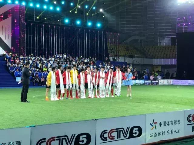 豆蔻年华敢追梦绿茵场上争“球王”