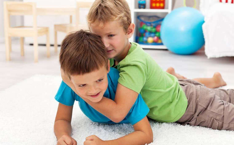 小朋友摔跤了注意安全,孩子摔跤别不当回事