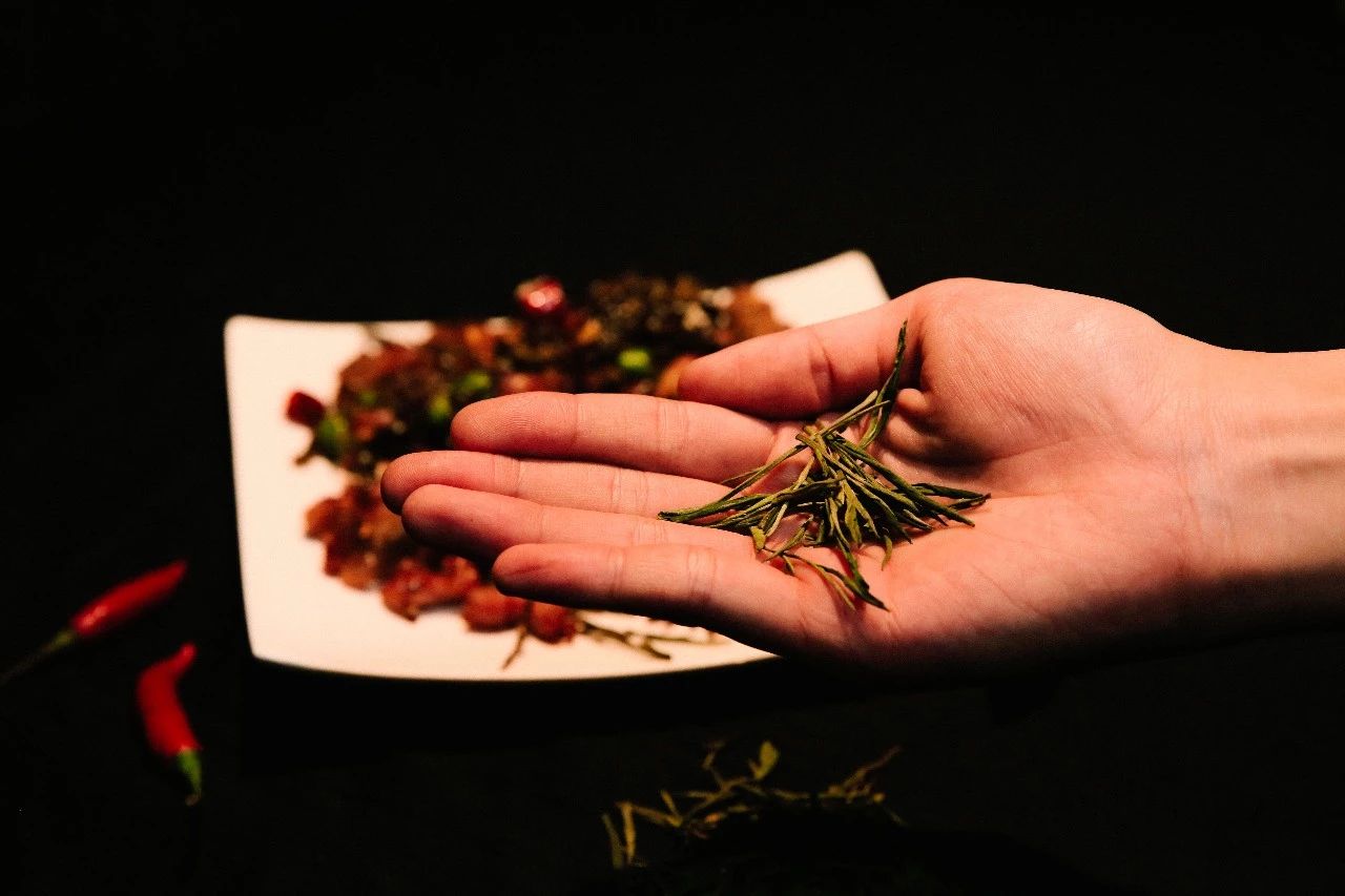 高管放弃高薪，研发出100多道新菜，取材就在店门口的小花园！