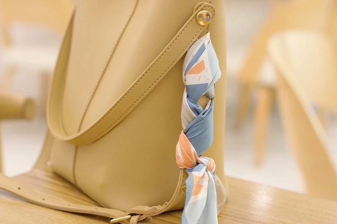 丝巾原来还可以这么系,丝巾能系在腰上吗