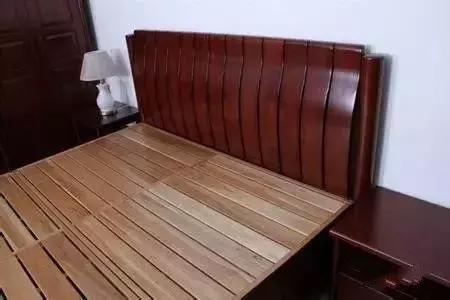 睡硬板床好还是软床好,硬板床怎么睡比较好