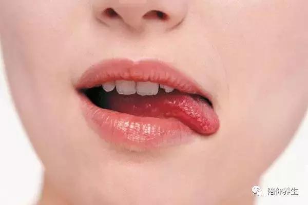 吃东西时老是咬到舌头是什么原因,吃东西总是咬到舌头是怎么回事