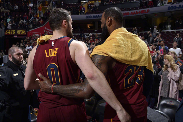 詹姆斯和乔丹体测数据对比,詹姆斯最新的体测数据