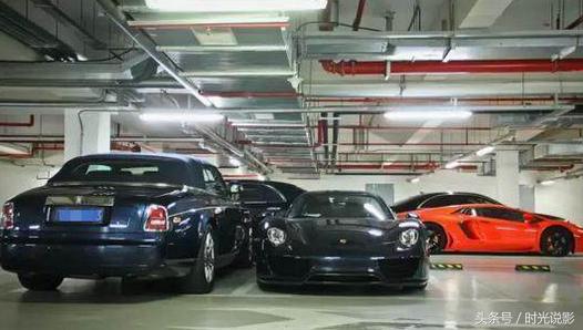 王思聪现身机场被围堵,王思聪街头被围观