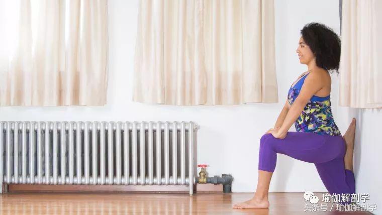 大腿前侧紧咋练,大腿训练后前侧在床上怎么拉伸