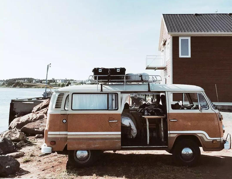 废旧拖车大变身，看小两口造出一个北欧家