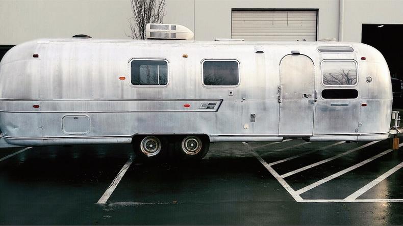 废旧拖车大变身，看小两口造出一个北欧家