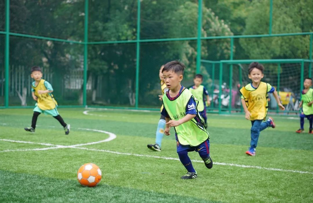 足球场上令人羡慕的情侣,足球场上父子温情一刻