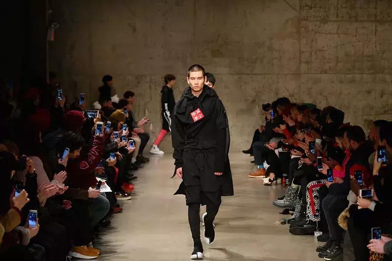 以后装逼就说我穿李宁的时候，你还在穿阿迪耐克