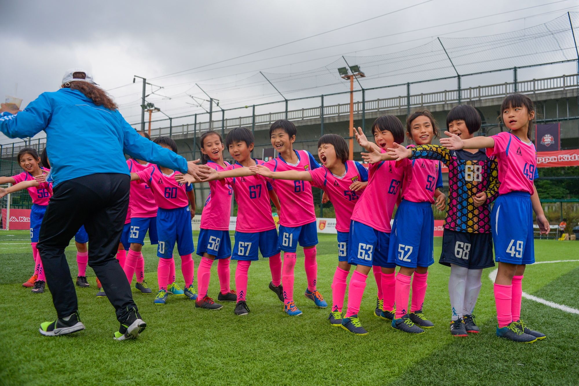 中国足球小将勇夺世冠杯开门红,中国足球小将欧洲夺冠之路