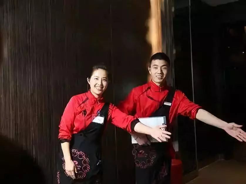 借胸上位的美国版“海底捞”，年入10亿美元，却差点毁在1件小事上…………