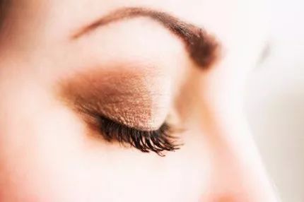 CiCi年希老师：夏天出汗容易脱妆怎么办？