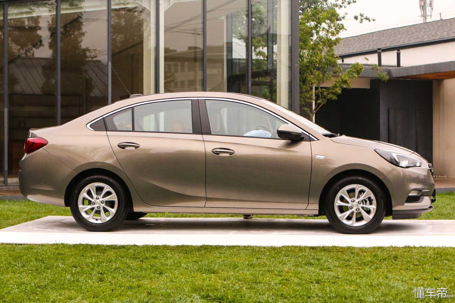 1.3l三缸别克凯越试车,别克凯越外观老款改新款