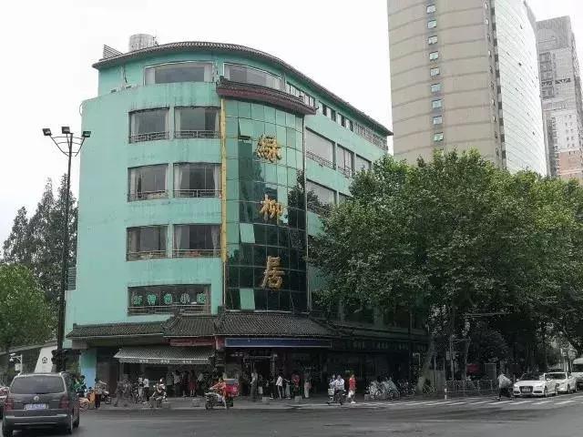 这条路串起了科巷、文昌巷、常府街、马府街、白下路等南京人耳熟能详的街道名