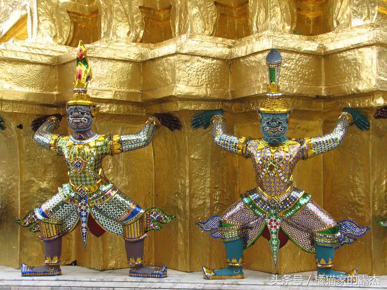 泰国这座寺庙,佛像居然是翡翠的!还不能让人触摸?