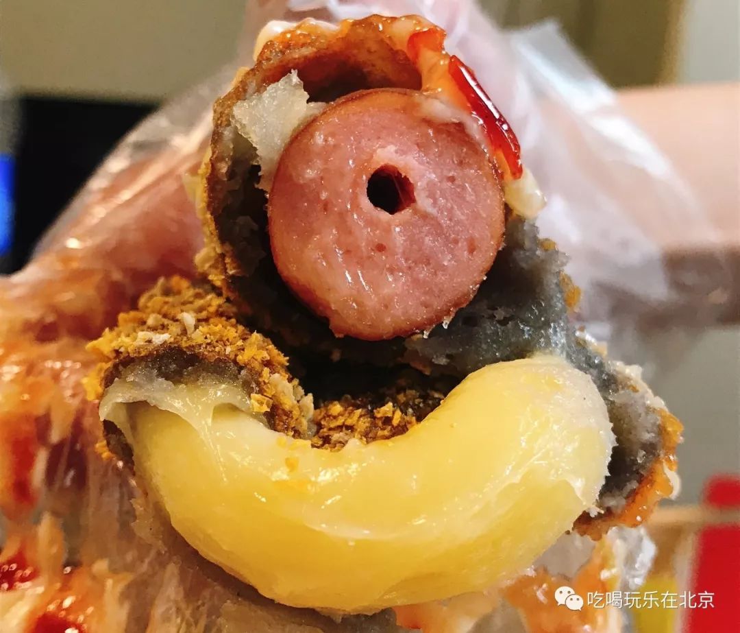 韩国小哥吃芝士热狗,韩国街头芝士热狗