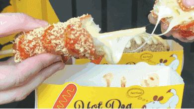 韩国小哥吃芝士热狗,韩国街头芝士热狗