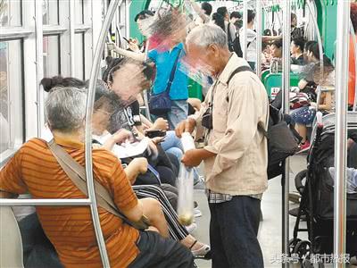 车厢内吃泡面,地铁车厢吃东西不听劝反怼