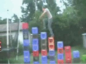 男子门口入室抢劫监控拍下全过程,小伙入室抢劫却遇到更可怕的东西