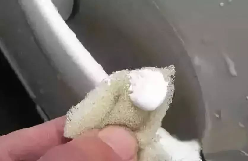 车身有细微的划痕怎么修复,车身出现小刮痕没伤漆怎么处理