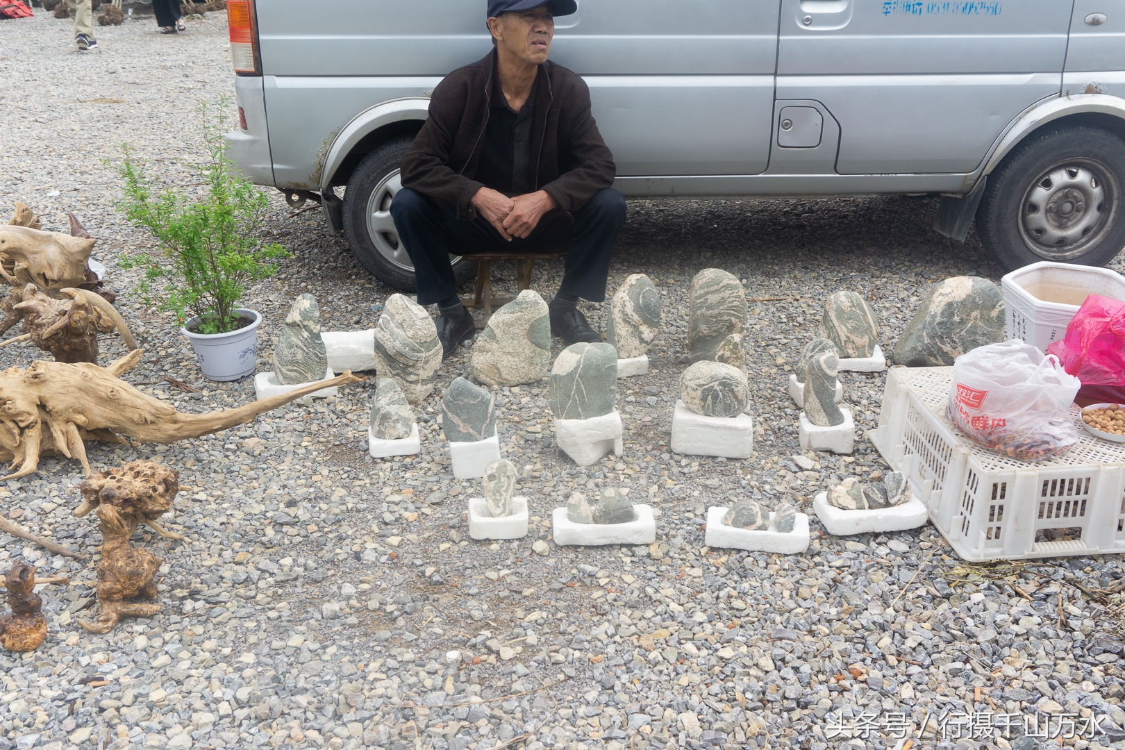 农村常见的树根摆件,农村树根制作工艺品