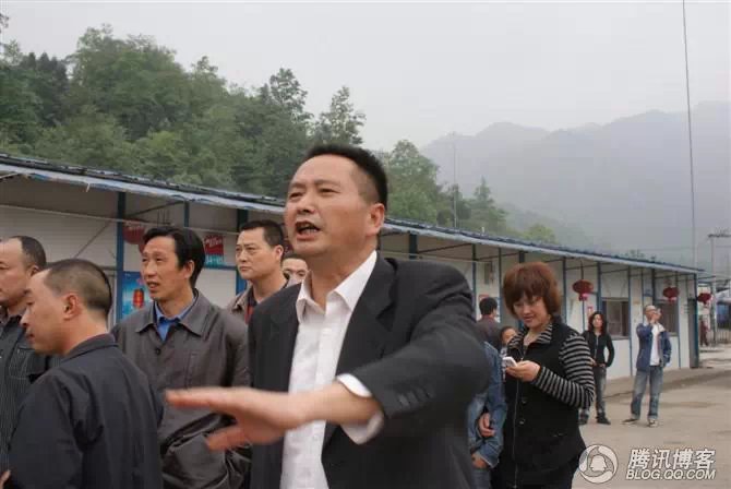 穿越地震带之什邡日记：地震周年谭咏麟黄日华众明星到蓥华小学