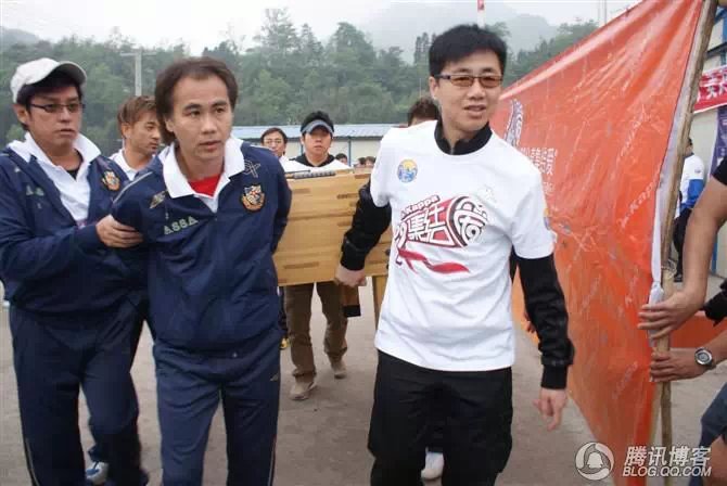 穿越地震带之什邡日记：地震周年谭咏麟黄日华众明星到蓥华小学