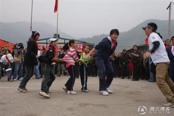 穿越地震带之什邡日记：地震周年谭咏麟黄日华众明星到蓥华小学
