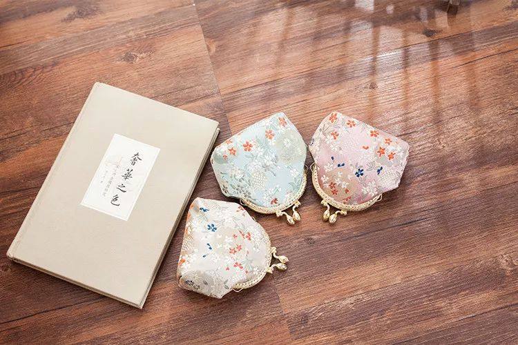 穿红色旗袍配什么包包最合适,自己制作旗袍搭配的包包