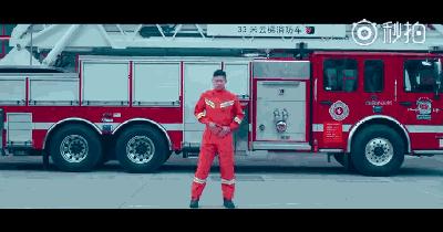 这就是街舞淘汰了一位外国选手,这就是街舞几个人抢桌子上的箱子