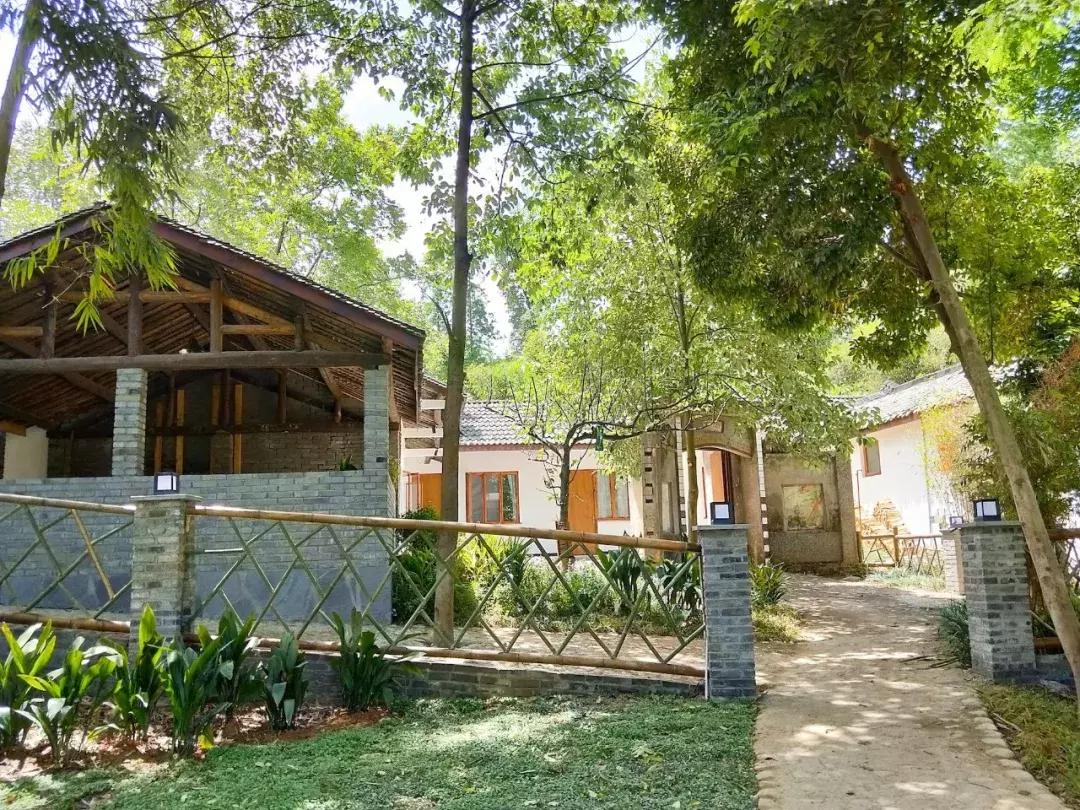 我去了成都向西50里的桃源村,朋友问我是不是去了日本?