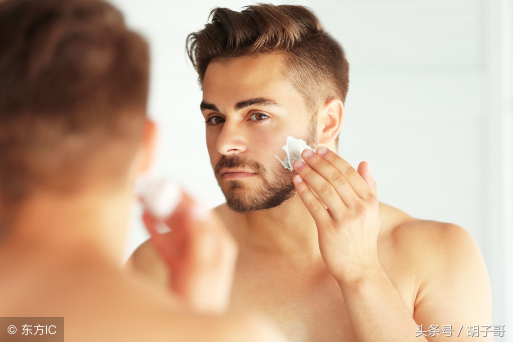 新装了一面镜子，洗澡的时候发现上面浮现出一排字母……