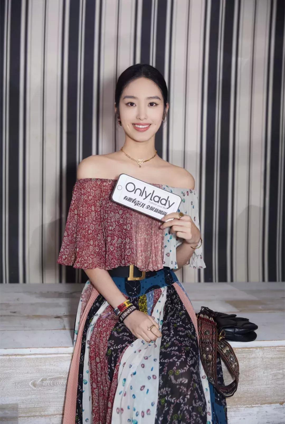 杨采钰迪奥马鞍包,杨采钰出席活动红裙惊艳十足