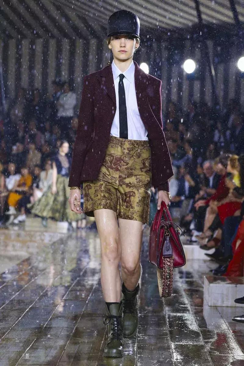 杨采钰迪奥马鞍包,杨采钰出席活动红裙惊艳十足