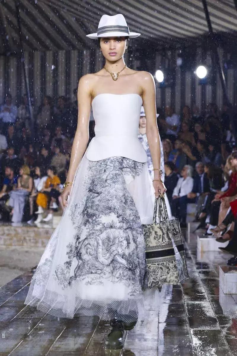 杨采钰迪奥马鞍包,杨采钰出席活动红裙惊艳十足