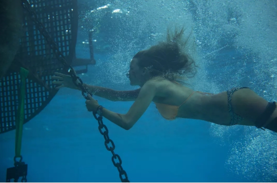 从来没看过如此性感的鲨口逃生，阳光沙滩美女，恐怖堪比釜山行