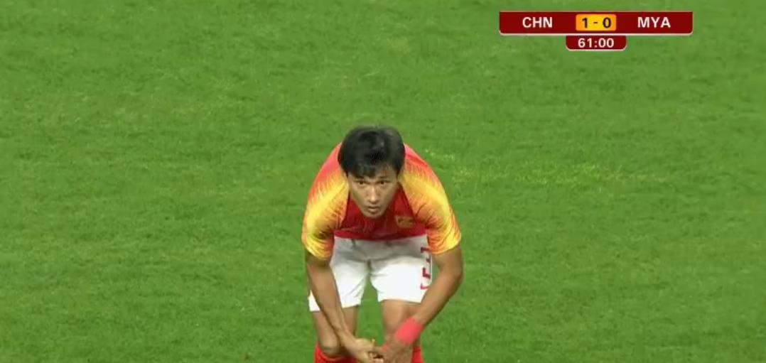 国足赢球输人，王燊超偷戴项链上头条！里皮还盛赞：国足最拼球员