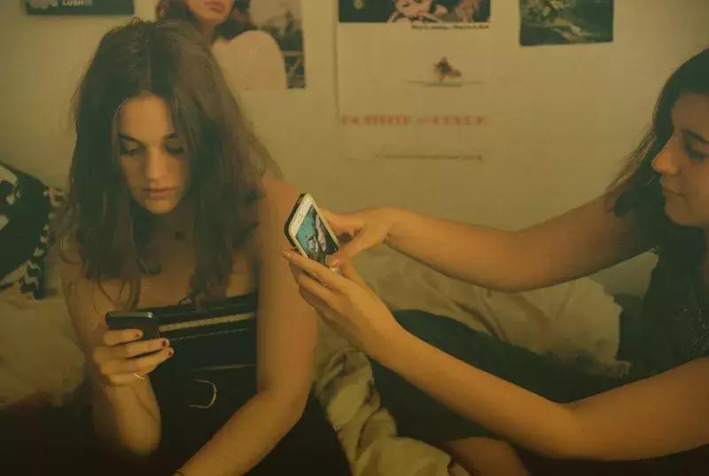 拍腿、拍bra、拍裸照,一个放飞自我的女孩