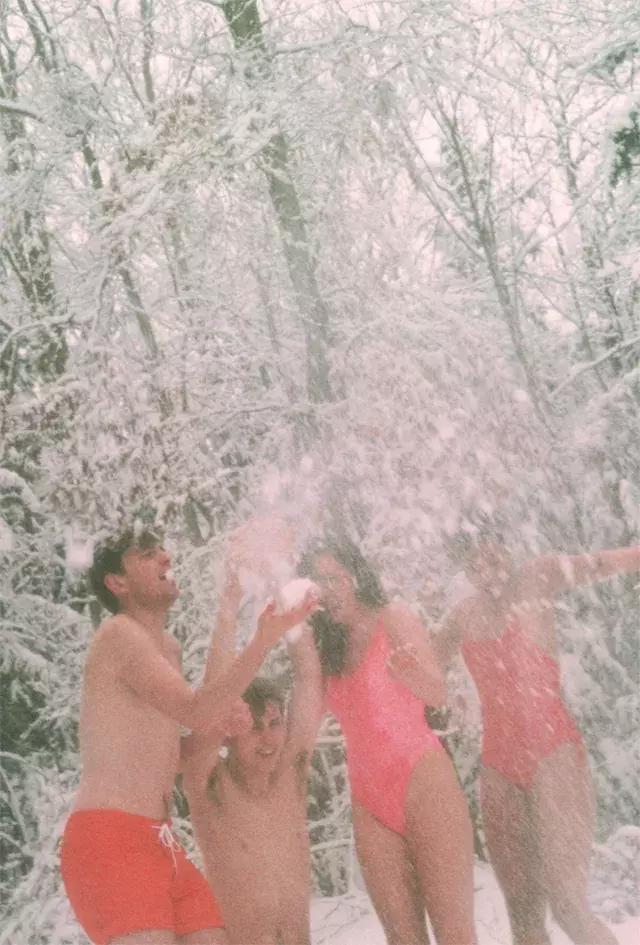 拍腿、拍bra、拍裸照,一个放飞自我的女孩