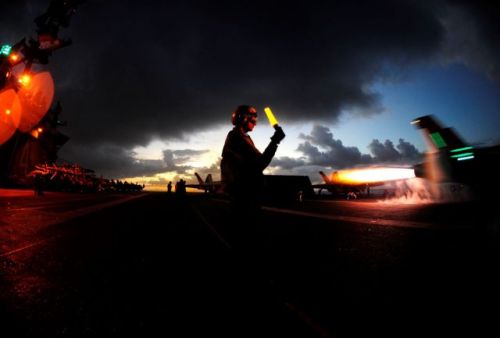 航母夜间打开探照灯,航母夜间起舞