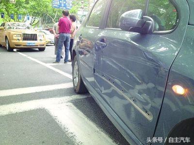 车蹭上黑色塑料痕迹怎么擦,新手蹭漆怎么解决