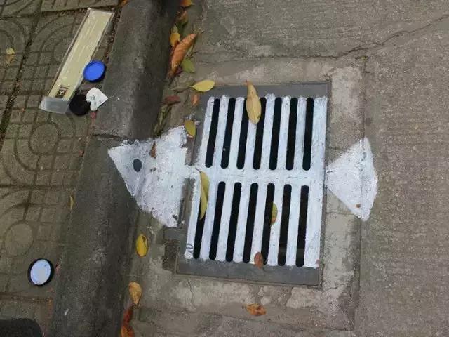 30所职校为井盖“整容”，以画会友，你的学校技术如何？