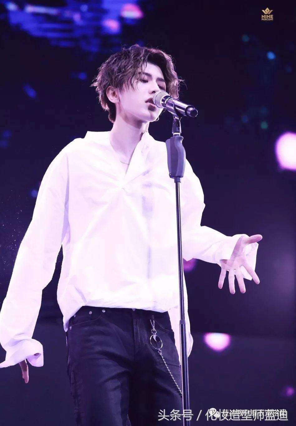 王俊凯一身棒球服,王俊凯机场穿运动套装