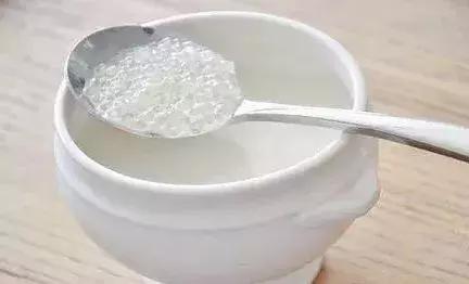 烧仙草有黑色的东西是龟苓膏吗,烧仙草是什么和龟苓膏有区别吗