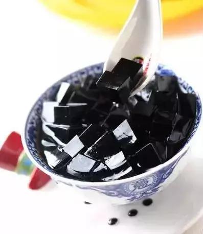 烧仙草有黑色的东西是龟苓膏吗,烧仙草里放的是龟苓膏吗