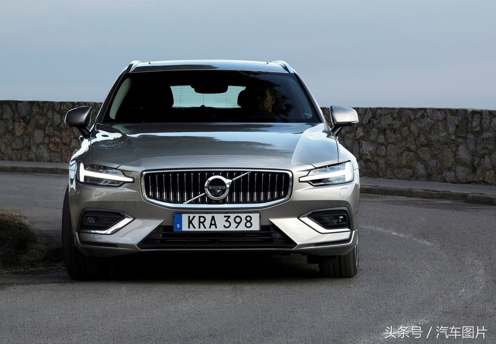 沃尔沃旅行车v60落地价,沃尔沃v60二手值得买吗