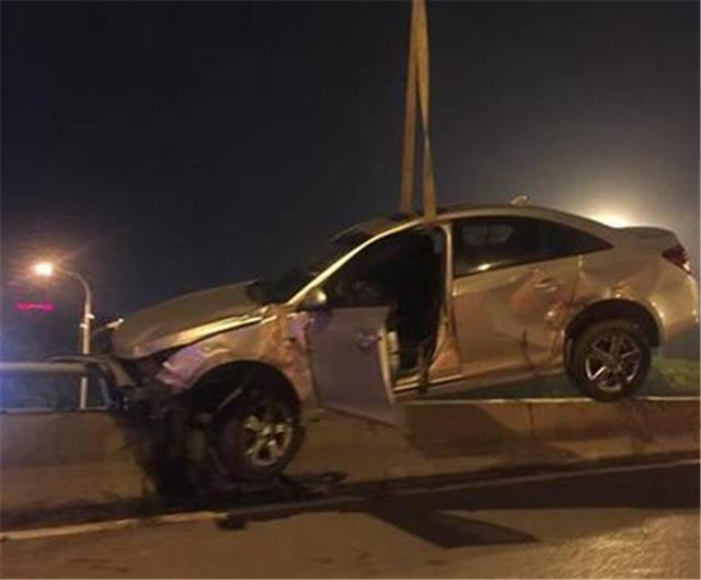 科鲁兹09-14车祸现场,科鲁兹1.4事故车