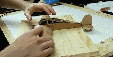 用纸剪出一架可以飞的飞机,用纸箱折个纸飞机